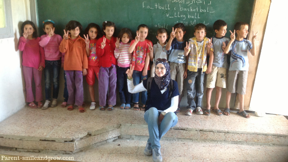 Histoire Incroyable d'une Maman Syrienne with children and teachers