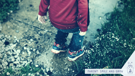 Rendre les enfants heureux en les laissant sauter dans les flaques