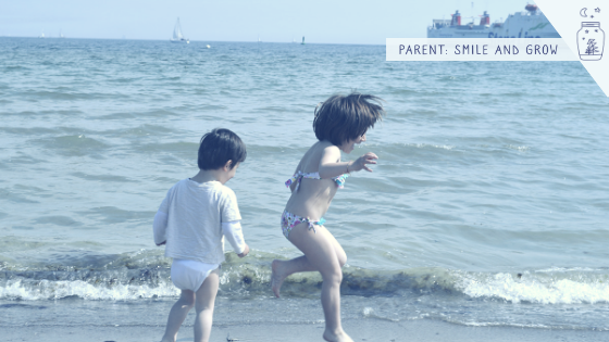far felici i bambini saltando liberi nel mare